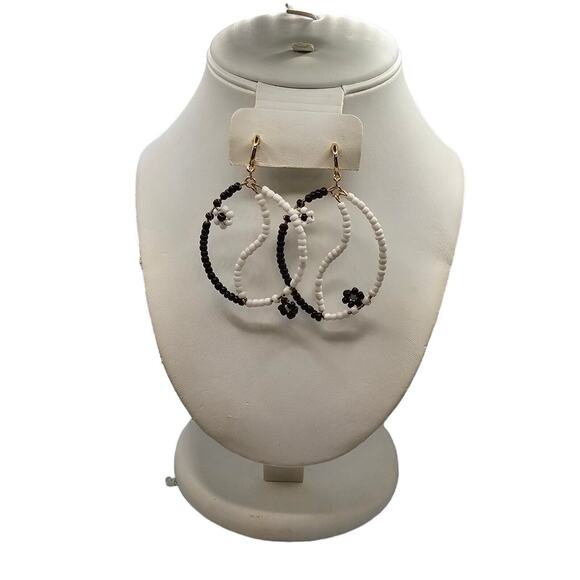 Pierced Earrings Black White Seed Beads Floral Motif Dangle Drop Statement - Picture 3 of 5